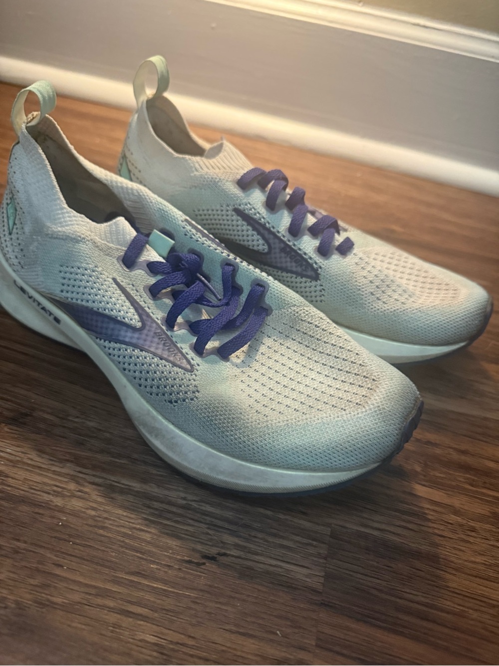 BROOKS WOMENS LEVITATE size 6,5